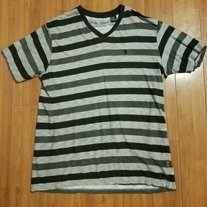 Lions Crest Mens Xlarge v neck tee